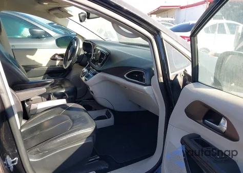 2017 Chrysler Pacifica Touring-L z USA, uszkodzony, nr VIN 2C4RC1BGXHR820747